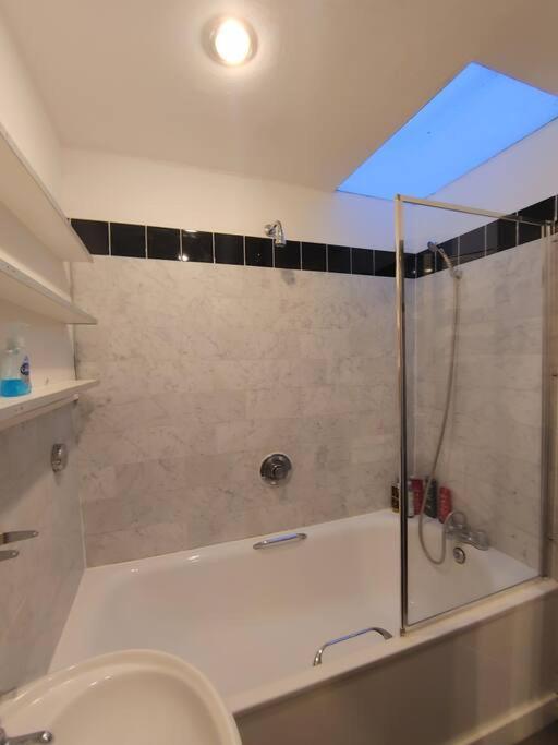 Stylish Apartment Near Carnaby Street, Sleeps 4. ลอนดอน ภายนอก รูปภาพ