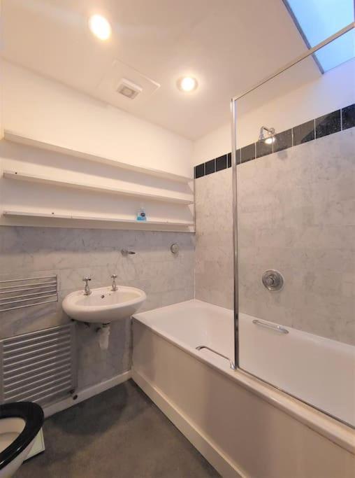 Stylish Apartment Near Carnaby Street, Sleeps 4. ลอนดอน ภายนอก รูปภาพ